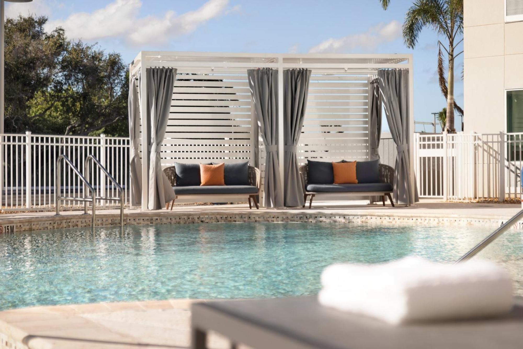 Holiday Inn Express Cape Canaveral By Ihg Exterior foto